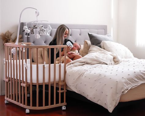 Baby co-sleepers like the babybay fit flush against your bed so baby is close by but also gives your newborn a safe space to comfortably sleep. Bedside co-sleepers also give you benefits like bonding between you and baby, support baby’s body and mind development and better rest for the whole family without any safety concerns. Everyone wins with safe co-sleeping! https://www.babybay.us/how-to-co-sleep-with-your-newborn-baby/ #cosleeping #bedsidesleeper #cosleeper #baby #babybayusa Cosleeping Bedroom, Babybay Bedside Crib, Bedside Co Sleeper, Co Sleeper Crib, Safe Co Sleeping, Baby Co Sleeper, Bedside Sleeper, Bedside Crib, Co Sleeper