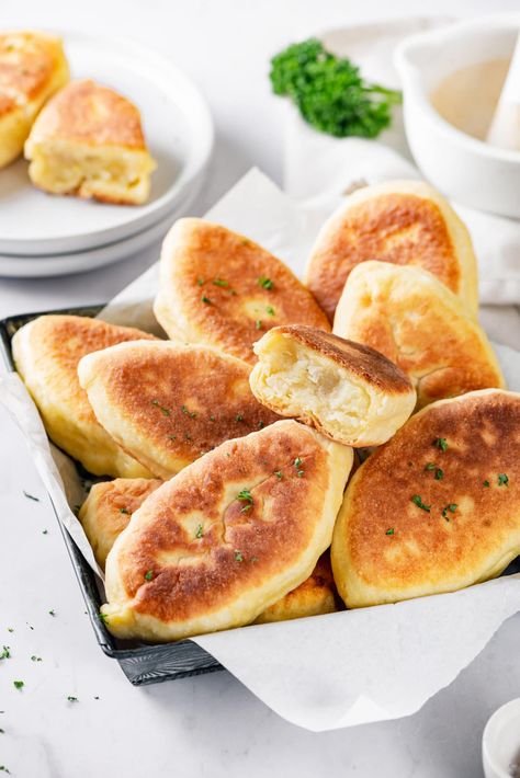 Pirozhki Recipe, Piroshky Recipe, Russian Snacks, Russian Pastries, Potato Filling, Russian Food, Ukrainian Recipes, Homemade Pastries, Sweet Rolls