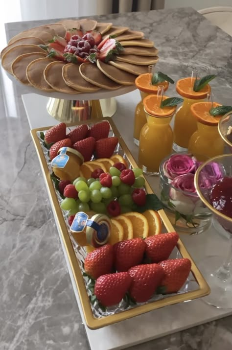 Eid Breakfast, Ramadan Desserts, Amazing Food Platters, Food Set Up, Eid Food, Amazing Food Decoration, Party Food Buffet, Catering Ideas Food, Party Food Platters