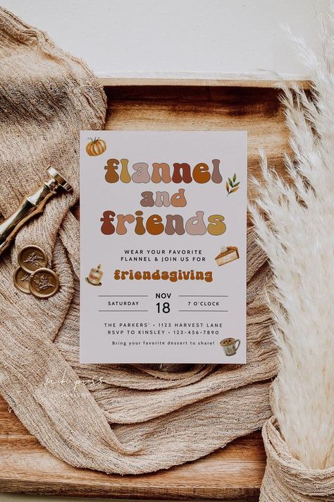 20 Friendsgiving Dinner Party Ideas - Lady Celebrations Friendsgiving Inspiration, Thanksgiving Classics, Thanksgiving Dinner Table Setting, Hosting Friendsgiving, Friendsgiving Dinner Party, Dinner Party Ideas, Friendsgiving Decorations, Dinner Party Games, Thanksgiving Dinner Party