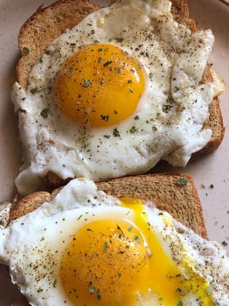 Roast Chicken Seasoning, Eggs On Toast, Low Cal Recipes, Healthy Food Motivation, Healthy Mom, On Toast, Interesting Food Recipes, Healthy Foods To Eat, Food Menu