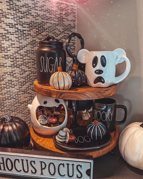 Angie Bellemare on Instagram: #halloweendecor Indoor Vases, Halloween Kitchen Decor, Halloween Decor Diy, Disney Desserts, Indoor Party, Casa Halloween, Halloween Room Decor, Diy Halloween Decor, Adornos Halloween