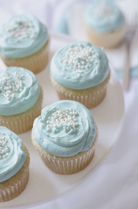 Vanilla Cupcakes - with light blue frosting. Maybe make for Father's Day. Vanilla Cupcakes, Vanilla Drawing, Blue Frosting, Easy Frosting, Blue Cupcakes, Blue Food, Shower Cupcakes, Cake Cupcakes, Baby Shower Cupcakes