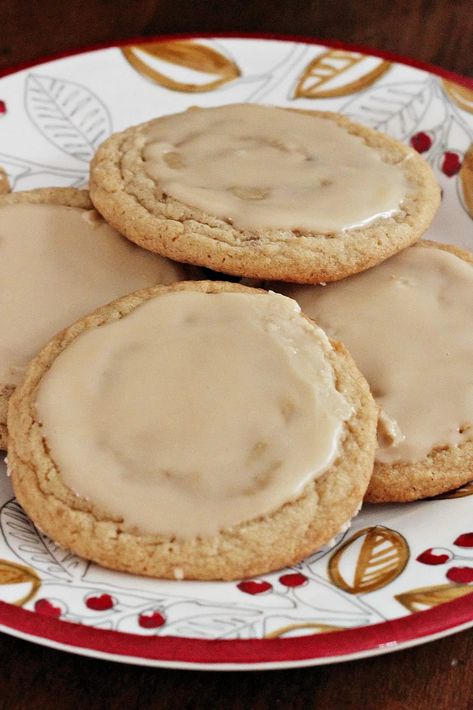 Amish Brown Sugar Cookies with Maple Glaze Amish Cookies, Brown Sugar Cookie Recipe, Brown Sugar Icing, Brown Sugar Frosting, Maple Cookies, Dessert Recipes Cookies, Brown Butter Cookies, Maple Frosting, Brown Sugar Cookies