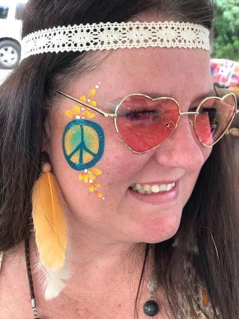 Hippies Group Costume, 70s Face Paint, Hippie Costume Makeup, Peace Sign Face Paint, Hippy Makeup Halloween, Hippie Makeup Halloween, Woodstock Makeup, 70s Inspired Makeup Hippie, Groovy Face Paint