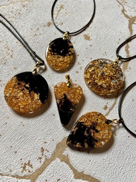 Resin Pendent Ideas, Resin Pendant Ideas, Resin Jewelry Tutorial, Diy Resin Earrings, Resin Necklaces, Resin Crafts Tutorial, Resin Pendant Necklace, Resin Jewelry Diy, Bare Minimum