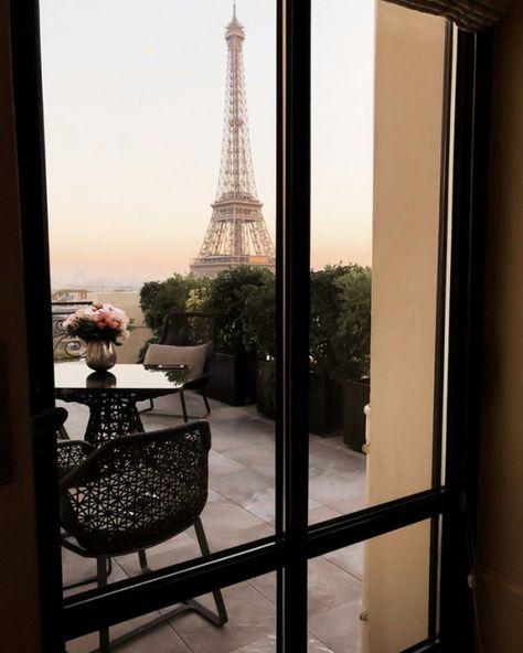 Eiffel Tower Balcony, Tower Balcony, Eiffel Tower Bedroom, Big Beautiful Houses, Hotel View, Paris Tower, Paris View, Paris Dream, Paris Vibes