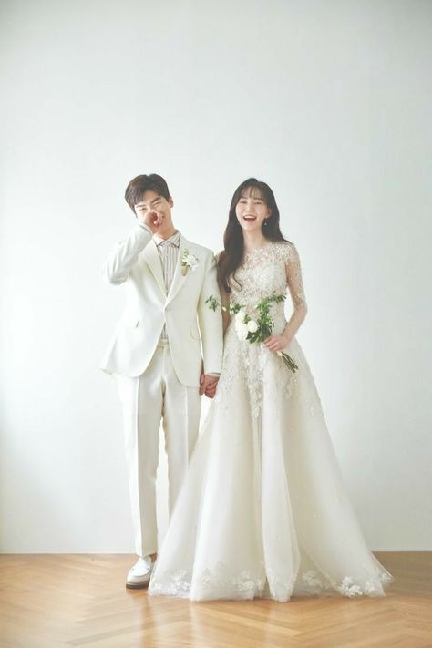 Wedding Dress Korean Style, Wedding Dresses Korean, Korean Wedding Dress, Minimal Wedding Dress, Korean Wedding Photography, Wedding Photo Studio, Simple Wedding Gowns, Foto Wedding, Wedding Photoshoot Poses