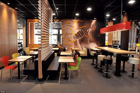 World's largest McDonald's store Quick Service Restaurant Design, Resturant Interior Design, Resturant Interior, Restaurant Layout, Modern Restaurant Design, Mcdonald's Restaurant, Breakfast Casseroles, Open Dining Room, Hash Brown