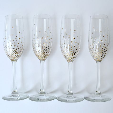 Whether you're throwing a swank holiday soiree or looking for unique gifts for your friends, these chic DIY gold dot champagne flutes are sure to awe! Bride Champagne Glass Diy, Diy Champagne Flutes, Diy Glasses, Diy Gifts To Sell, Bridesmaid Groomsmen Gifts, Holiday Soiree, Plastic Champagne Flutes, Toasting Flutes Wedding, Glitter Champagne