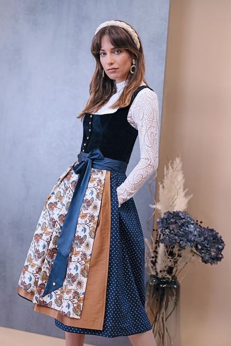 Diy Oktoberfest Costume Women, Oktoberfest Outfit Women Diy, Traditional Dress Pattern, Diy Oktoberfest Costume, Dirndl Winter, German Outfits Women, Bodice Outfit, Dirndl Dress Pattern, Modest Halloween Costumes For Women