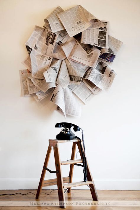 Newspaper Set Design, Newspaper Decorations Wall, Creative Backdrop Ideas Photography, Newspaper Photoshoot Backdrop, Newspaper Installation, Photography Studio Ideas Decor, Vintage Phone Photoshoot, Newspaper Decorations, Photoshoot Set Design