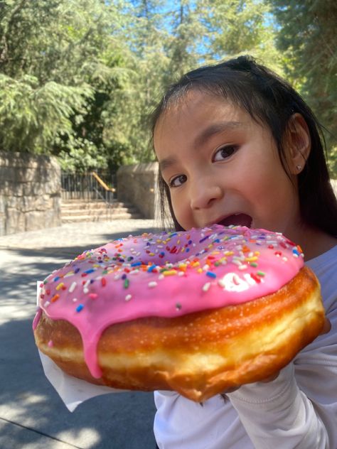 Big Donut, Big Donuts, Giant Donut, Wedding Cake Cookies, Inktober 2024, Sweet Foods, Donut Bed, Sprinkle Donut, Junk Food Snacks