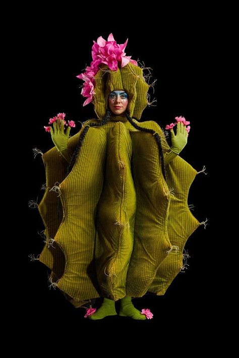 Cactus Costume, Costume Carnaval, Mode Steampunk, Crazy Costumes, Flower Costume, Wilde Westen, Boris Vallejo, Scary Costumes, Creative Costumes