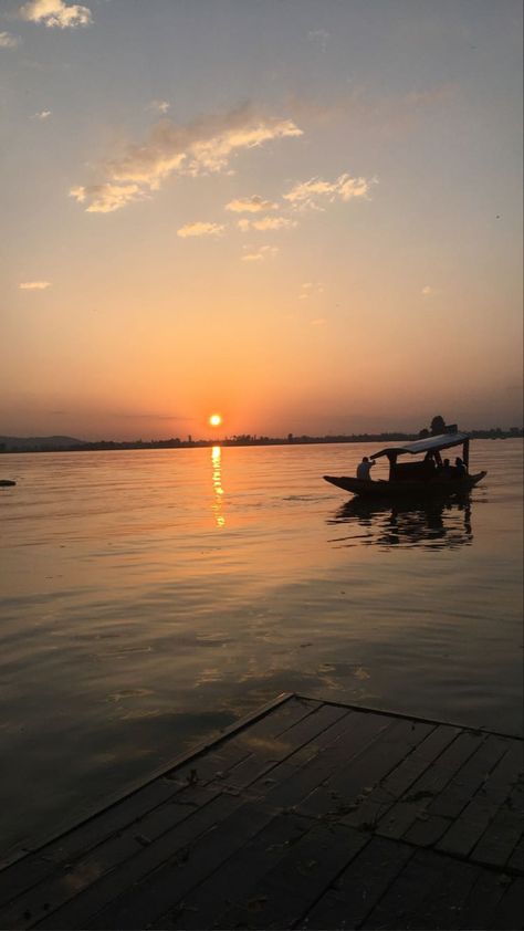 📍Dal Lake, Srinagar. Dal Lake, Srinagar, Aesthetic Videos For Edits Love, Jammu And Kashmir, Aesthetic Videos, Travel Aesthetic, Golden Hour, Lake, Travel