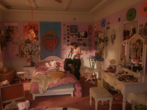 Bloxburg Pink Bedroom, Bedroom Inspo Bloxburg, Small Bedroom Inspo Aesthetic, Bedroom Inspo Preppy, Apartment Inspo Bedroom, Teen Pink Bedroom, Bedroom Inspo Teen, Dark Pink Bedroom, Preppy Pink Bedroom