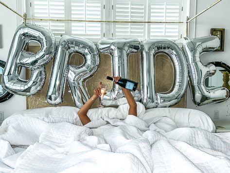 Bride to be 2023 bride 23/24 inspo breakfast in bed champagne in bed photo inspo Bachelorette Photo Shoot Ideas, Bach Party Picture Ideas, Bride Bachelorette Photo Ideas, Bride Bachelorette Photoshoot, Bachelorette Pjs, Bride To Be Balloons, Bridal Preparation, Bride Bachelorette, Bachelorette Party Bride