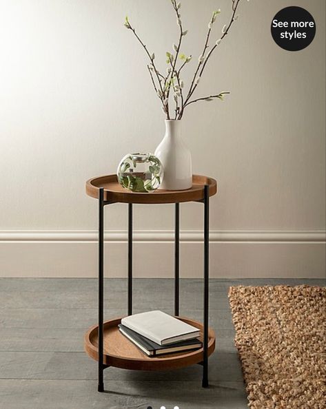 Bedroom Side Table Ideas, Side Table Decor Living Room, Modern Side Table Design, Counseling Room, Boho Minimalism, Side Table Styling, Minimalist Side Table, Side Tables For Bedroom, Mini Furniture