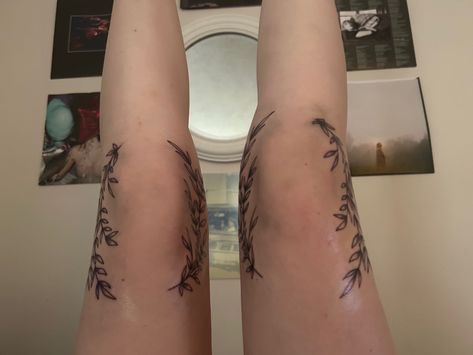 Vine/ivy leg tattoo Vine Tattoo Knee, Vine Tattoo Leg, Around Knee Tattoo, Tattoo Knee, Tattoos Leg, Ivy Tattoo, Vine Tattoo, Tattoo Leg, Vine Tattoos