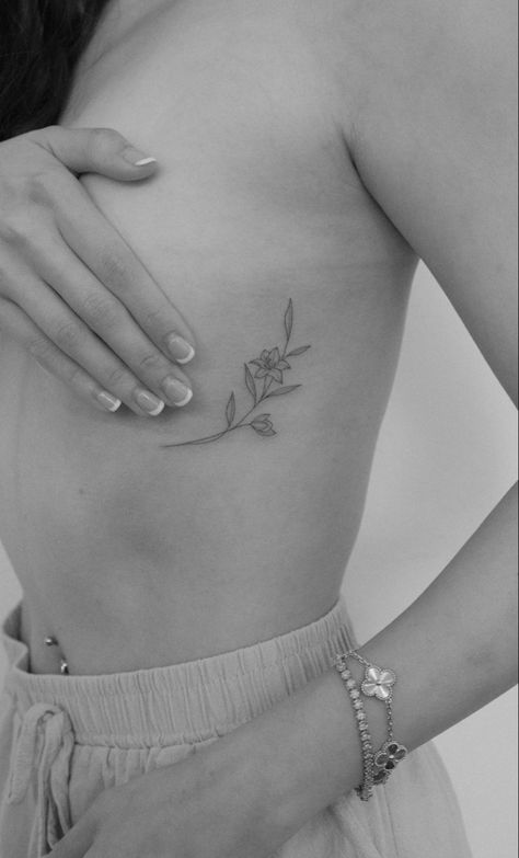 Minimalistic Flower Tattoo, Jasmine Tattoo, Flower Tattoo On Ribs, Small Rib Tattoos, Underboob Tattoo Designs, Tato Minimal, Rib Tattoos For Women, Ribcage Tattoo, Tattoos For Women Flowers