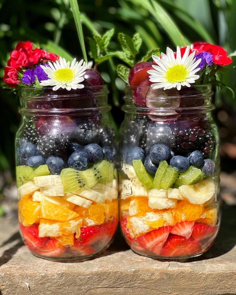 Rainbow fruit layers in mason jars with flowers Store Fruit In Mason Jars, Mason Jars With Flowers, Meal Prep Boxes, Jars With Flowers, Rainbow In A Jar, Frosting Cookies, Aesthetic Cafes, Kiwi And Banana, Tastiest Food