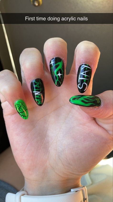 Black Nails And Green, Skz Nails Idea Maniac, Skz Nails Maniac, Bookish Nail Designs, Green Black And White Nails, Black Green Nails, Stray Kids Inspired Nails, Kpop Nails Ideas, Stray Kids Nails Designs