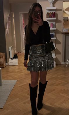 Outfit Fete, Nouvel An Outfit, Outfit Nouvel An, Party Fits Casual, Outfit Anniversaire, Outfit Soirée, Sparkly Skirt Outfit, Glitter Skirt Outfit, New Year Outfit Ideas