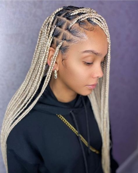 Medium Box Braid Hairstyles for Black Women. modern easy protective hairstyles. Super cute and you can get knotless box braids too... Blonde Knotless, Colored Box Braids, Small Box Braids, Medium Box Braids, Natural Hair Salons, Blonde Box Braids, Colored Braids, Blonde Braids, Box Braids Hairstyles For Black Women