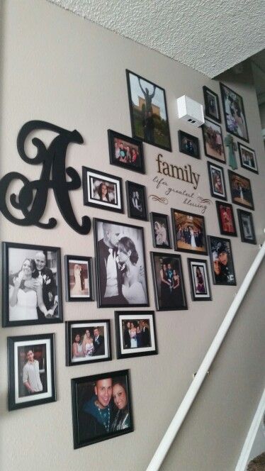 Gallery Wall Ideas Foyer Entryway, Family Staircase Pictures, Family Portrait Wall Display Stairs, Picture Stairs Wall Ideas, Ideas For Pictures On Walls Creative, Picture Walls Hallway, Photo Frame Design Stairs, Photo On Stairs Wall Ideas, Family Photo Wall Ideas Stairs