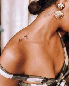 Tato Dada, Tato Jari, Small Shoulder Tattoos, Bone Tattoos, Petite Tattoos, Writing Tattoos, Shoulder Tattoos For Women, Cute Small Tattoos, Cute Tattoos For Women