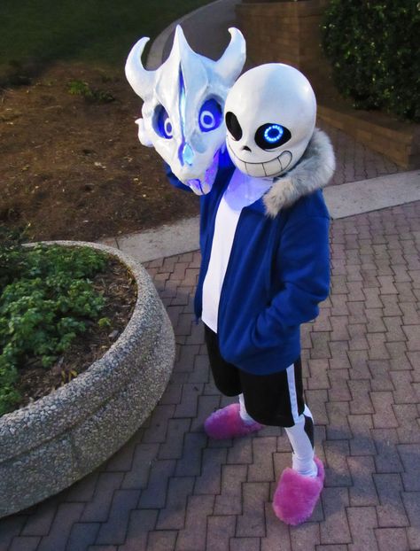 *anyway, as i was saying, it’s a nice day out. why not relax and take a load off? *Ready? *here we go. Sans Cosplay created by Tiny Wyvern Undertale Costumes, Sans Mask, Sans Cosplay, Undertale Cosplay, Epic Cosplay, Undertale Art, Undertale Comic, Amazing Cosplay, Undertale Au