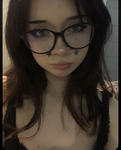 Makeup For Bangs And Glasses, Grunge With Glasses, Simple Makeup Looks With Glasses, Emo Makeup With Glasses, Y2k Glasses Frames, Grunge Glasses Frames, Alt Glasses Frames, Make Up With Glasses On, Cute Makeup Looks With Glasses