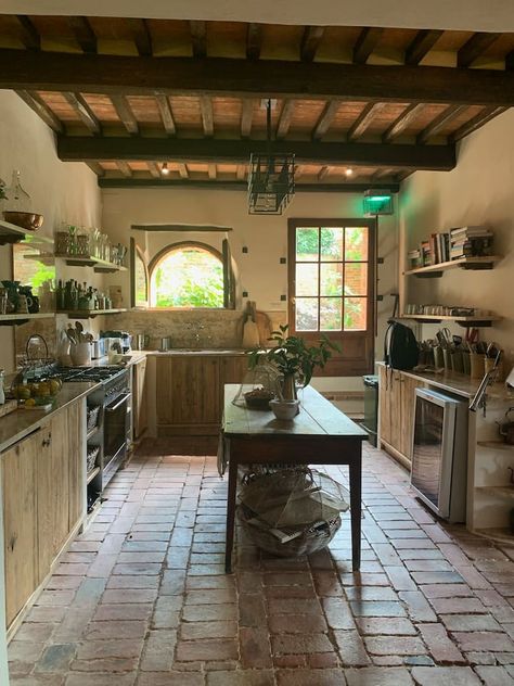 Italy House Aesthetic, Italy House Interior, Italian House Aesthetic, Italian Countryside House, Italian House Interior, Old Italian House, Tuscany Farmhouse, Tuscan Kitchens, Maine Kitchen