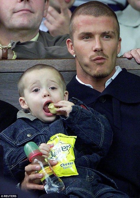 David Beckham Young Pictures, Young Beckham, Young David Beckham, Beckham Family, The Beckham Family, Posh And Becks, David Beckham Style, Romeo Beckham, 46th Birthday