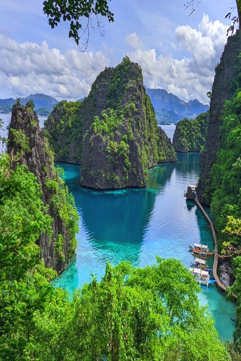 Famous views of the Philippines. The Kayangan Lake view deck on Coron Island, Philippines offers one of the most stunning views you'll ever see. Beautiful Place In Philippines, Kayangan Lake Palawan, Philippine Scenery, Philippines Scenery, Philippines Landscape, Nature Philippines, Kayangan Lake, Coron Philippines, Coron Palawan Philippines