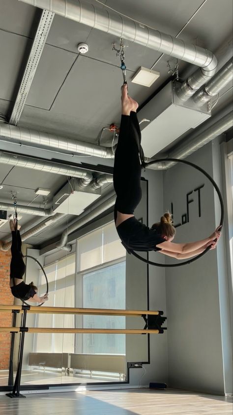 Aerial Hoop Moves, Lyra Aerial, Aerial Gymnastics, Aerial Yoga Hammock, Aerial Yoga Poses, Aerial Hammock, Flexibility Dance, Aerial Fitness, Hoop Dance