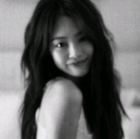 Jennie Kim Queen Crown, Jennie Kim Blackpink, Brunette Girl, Blackpink Photos, Her Smile, Handsome Anime Guys, Blackpink Jennie, Blackpink Jisoo, Black Aesthetic