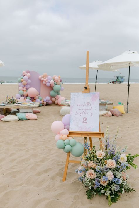 Mermaid Beach Birthday Party, Birthday At Beach Ideas, Ocean Wave Cake, Beach Birthday Ideas, Beach Birthday Party For Kids, Mermaid First Birthday Party, Birthday On The Beach, Arch Balloon Garland, Beach Party Ideas