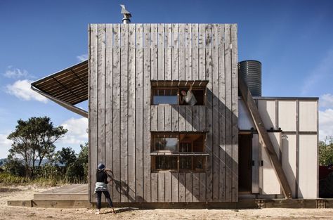 Hut on Sleds, Whangapoua, Coromandel Peninsula, by Crosson Clarke Carnachan Architects Cheap Building Materials, New Zealand Architecture, New Zealand Houses, Beach Cabin, Architecture Awards, Beach Hut, Tiny House On Wheels, House Built, Elle Decor