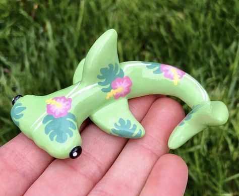 Clay Shark Tutorial, Shark Air Dry Clay, Air Dry Clay Projects Animals, Clay Shark Easy, Clay Hammerhead Shark, Clay Summer Ideas, Air Dry Clay Sea Animals, Clay Crafts Ocean, Shark Clay Ideas