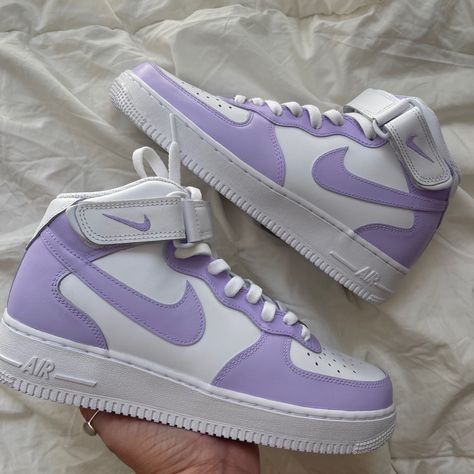 Purple Shoes Outfit, Tenis Air Force, Lavender Shoes, Custom Nike Air Force 1, Custom Nike Air Force, Nike Shoes Air Force, Nike Air Force 1 Mid, Nike Fashion Shoes, Preppy Shoes