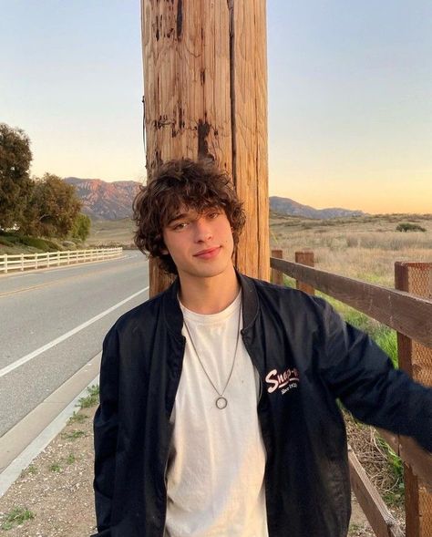 Brown Hair Male, Brown Eye Boys, Brown Hair Boy, Brown Hair Men, Brown Curls, Brown Curly Hair, Brown Hair Brown Eyes, Boys With Curly Hair, Pic Pose