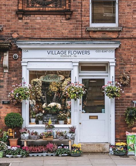 Florist Exterior Shop Fronts, Flower Shop Front Display, Flower Shop Decor, Flowers London, Flower Shop Design, Shop Facade, Shop Inspiration, Urban Sketch, Flower Shops