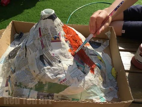 Volcano Diaroma, Kids Volcano Experiment, Vulcano Che Erutta, Diy Volcano Projects, Paper Mache Volcano, Homemade Volcano, Volcano For Kids, Volcano Science Projects, Volcano Project