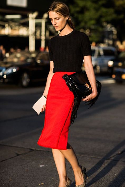 Photo Red Skirt Outfits, Shirt Tutorial, Red Pencil Skirt, Red Pencil, Plaid Outfits, Elegante Casual, Red Skirt, Red Skirts, Plaid Fashion