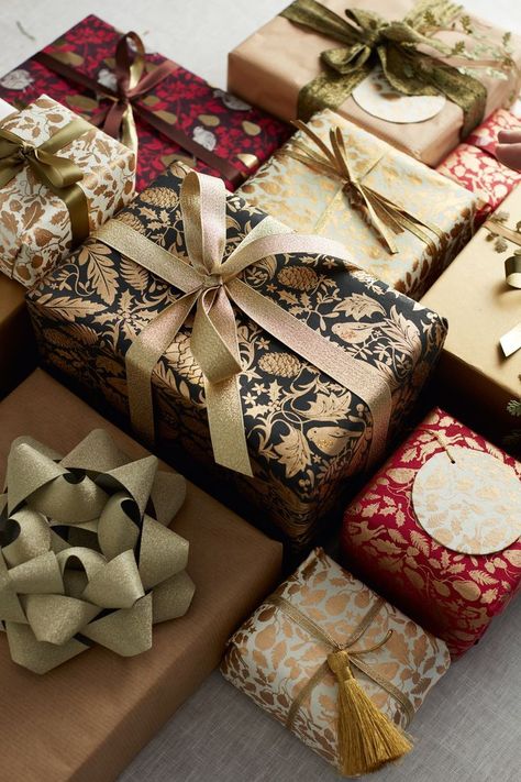 Moody Christmas, Wrapped Presents, Desain Pantry, Gift Wrapping Inspiration, Gift Wrapping Ideas, Unique Gift Wrapping, Creative Gift Wrapping, Christmas Things, Christmas Inspo