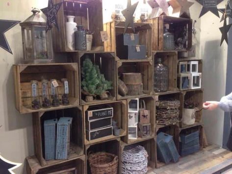 Uses For Wooden Crates, Crates On Wall, Apple Crate Shelves, Wooden Crate Shelves, Upcycle Crafts, Old Wooden Crates, Vintage Wooden Crates, Crate Bookshelf, Old Wooden Boxes