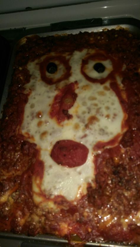 Halloween Lasagna just make your favorite lasagna recipe and use slices of mozzarella to shape the face or skull Halloween Lasagna, Funny Halloween Food, Funny Dinner, Weird Pizza, Pizza Halloween, Pizza Drawing, Old Objects, Shaped Pizza, Halloween Pizza