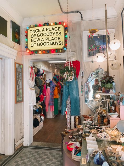 At Home Store Ideas, Thrift Store Set Up, Funky Retail Store Design, Vintage Store Layout, Cool Thrift Stores, Retro Store Aesthetic, Vintage Shop Design, Thrift Shop Interior Design, Fun Store Design