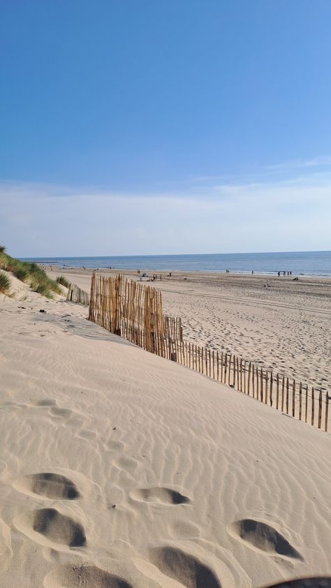 C'est l'été au Touquet ! Sable chaud, ciel bleu et jeux de plage... Chaque jour a un air de vacances ! Plage Aesthetic, Vision Board Goals, Parc D'attraction, Inspirational Wallpapers, Universe, Paris, France